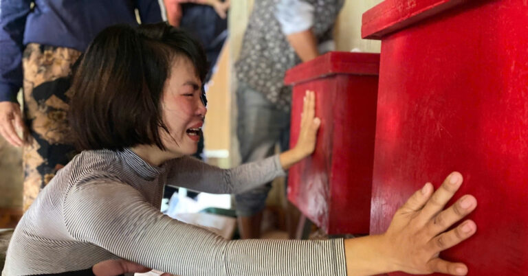 Nỗi đau tột cùng của người mẹ mất 2 con thơ trong lũ lụt Quảng Bình