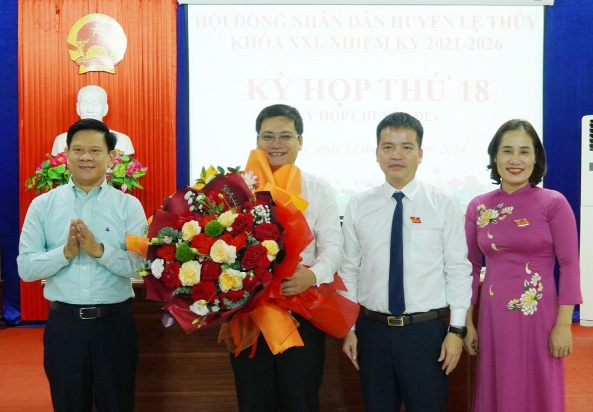 Ong nguyen Dinh hoa lam chu tich ubnd huyen le thuy, quang binh hinh anh 1