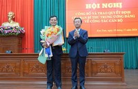 Bí thư Tỉnh ủy, Chủ tịch HĐND tỉnh Kon Tum Dương Văn Trang trao Quyết định và tặng hoa chúc mừng tân Phó Bí thư Tỉnh ủy.