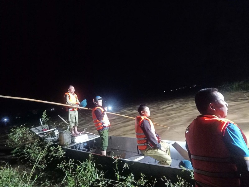 Quảng Bình: Cứu sống một học sinh, người đàn ông bị nước cuốn trôi Quang Binh: Cuu song mot hoc sinh, nguoi dan ong bi nuoc cuon troi