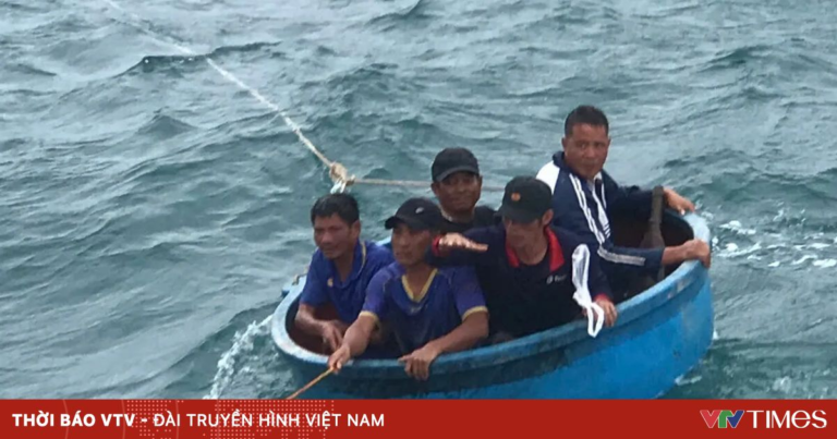 Chìm tàu cá, 5 ngư dân Quảng Bình được cứu sống