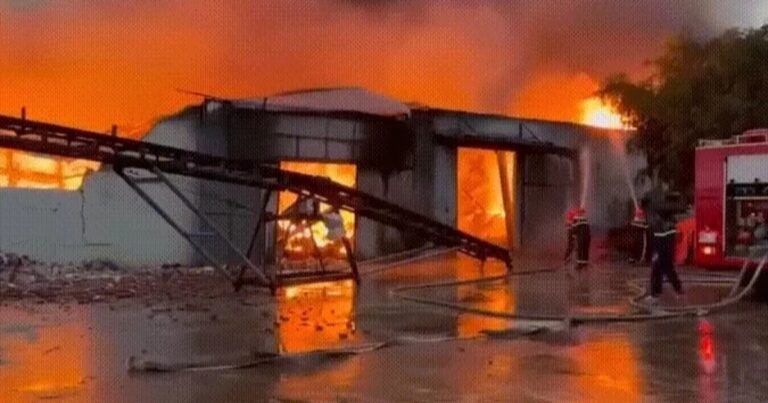 Cháy xưởng thức ăn chăn nuôi ở Quảng Bình, 100 tỷ đồng ra tro