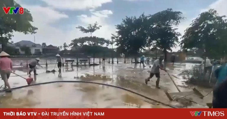 Người dân Quảng Bình khắc phục hậu quả mưa lũ