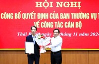 Ông Nguyễn Tiến Thành, Chủ tịch HĐND tỉnh Thái Bình trao quyết định và tặng hoa chúc mừng ông Nguyễn Duy Chiến.