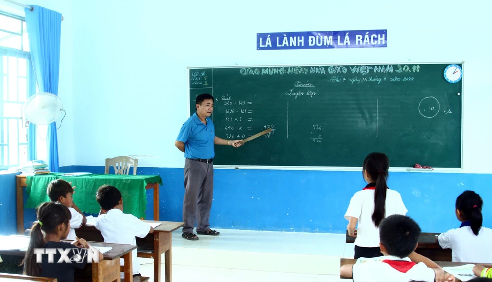 Một giờ lên lớp của thầy Hoàng Xuân Dục tại xã Lâm Hóa, huyện Tuyên Hóa, Quảng Bình. (Ảnh: Tá Chuyên /TTXVN) TTXVN_1911 thay giao dan toc Chut 2.jpg