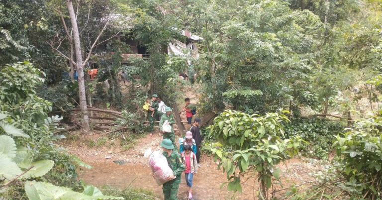 Vết nứt lớn trên núi ở Quảng Bình, khẩn cấp di dời 13 hộ dân