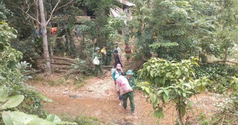 Đồi đất xuất hiện vết nứt lớn: Quảng Bình công bố tình huống khẩn cấp