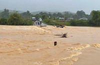 Nhiều tuyến đường ở các xã miền núi huyện Kỳ Anh bị ngập sâu. Ảnh: PV