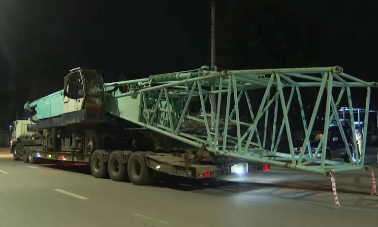 Tài xế chở hàng siêu trường siêu trọng đi ngược chiều trên quốc lộ