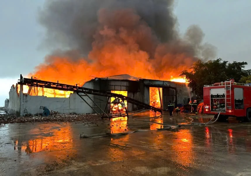 Ngọn lửa lớn bao trùm xưởng sản xuất bột cá của Công ty TNHH dịch vụ và sản xuất Tam Phát. Ảnh: B.T Cháy xưởng sản xuất bột cá ở Quảng Bình, thiệt hại ước tính gần 100 tỉ đồng