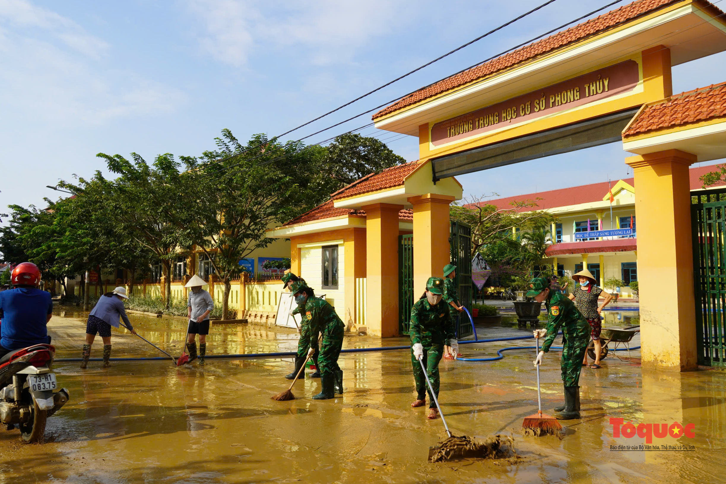 Tổng lực dọn vệ sinh sau lũ ở Quảng Bình - Ảnh 8. Tổng lực dọn vệ sinh sau lũ ở Quảng Bình - Ảnh 8.