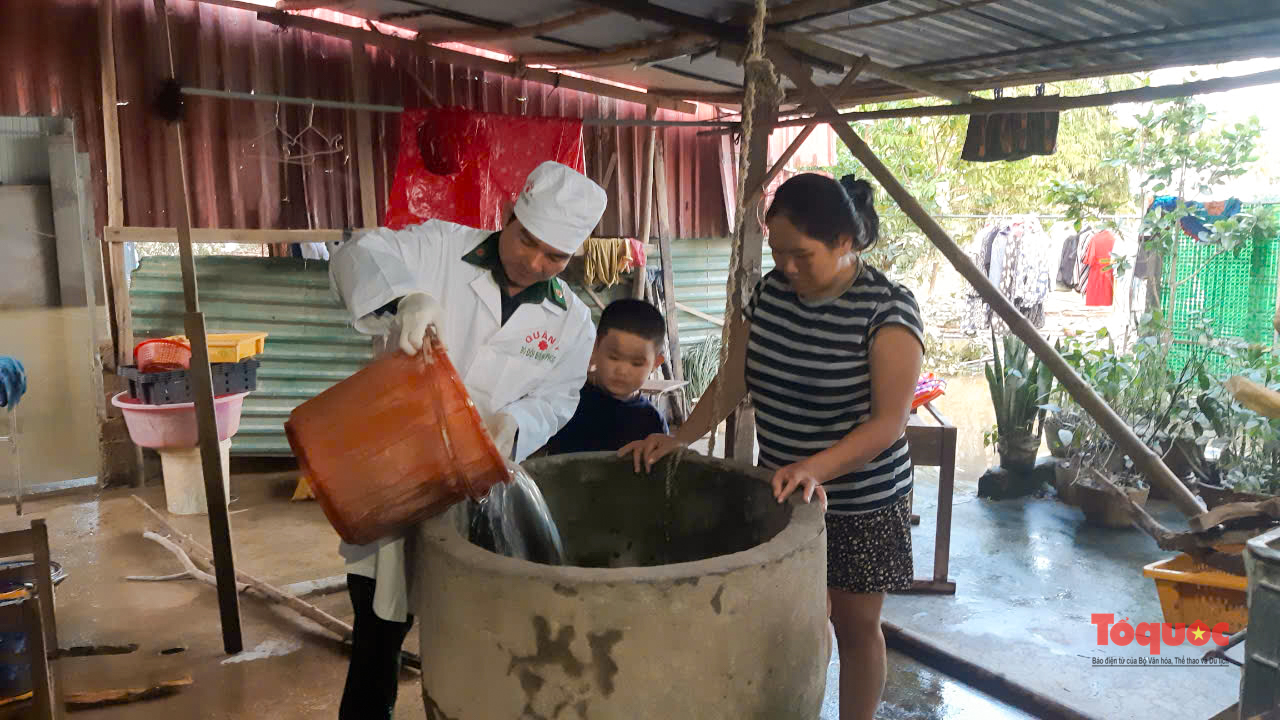 Tổng lực dọn vệ sinh sau lũ ở Quảng Bình - Ảnh 21. Tổng lực dọn vệ sinh sau lũ ở Quảng Bình - Ảnh 21.