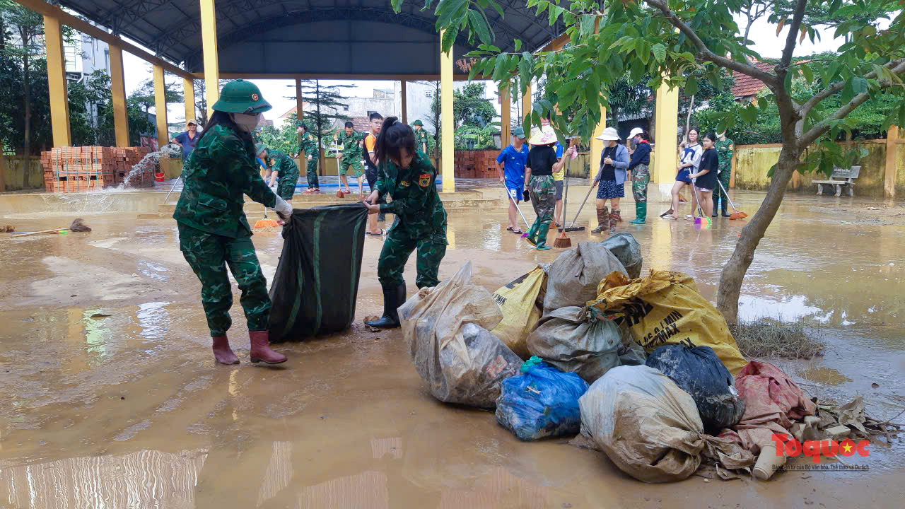 Tổng lực dọn vệ sinh sau lũ ở Quảng Bình - Ảnh 19. Tổng lực dọn vệ sinh sau lũ ở Quảng Bình - Ảnh 19.