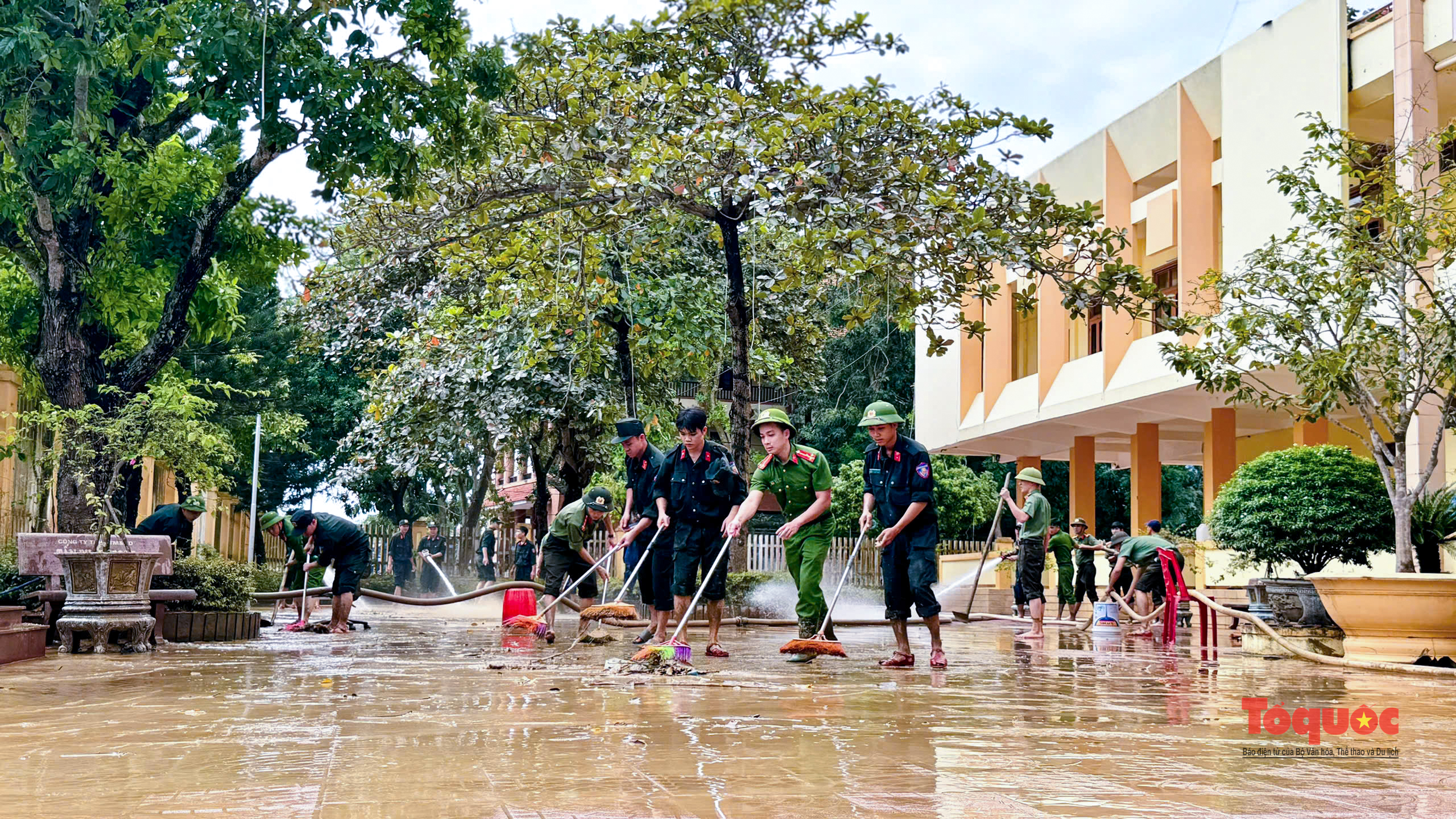 Tổng lực dọn vệ sinh sau lũ ở Quảng Bình - Ảnh 6. Tổng lực dọn vệ sinh sau lũ ở Quảng Bình - Ảnh 6.