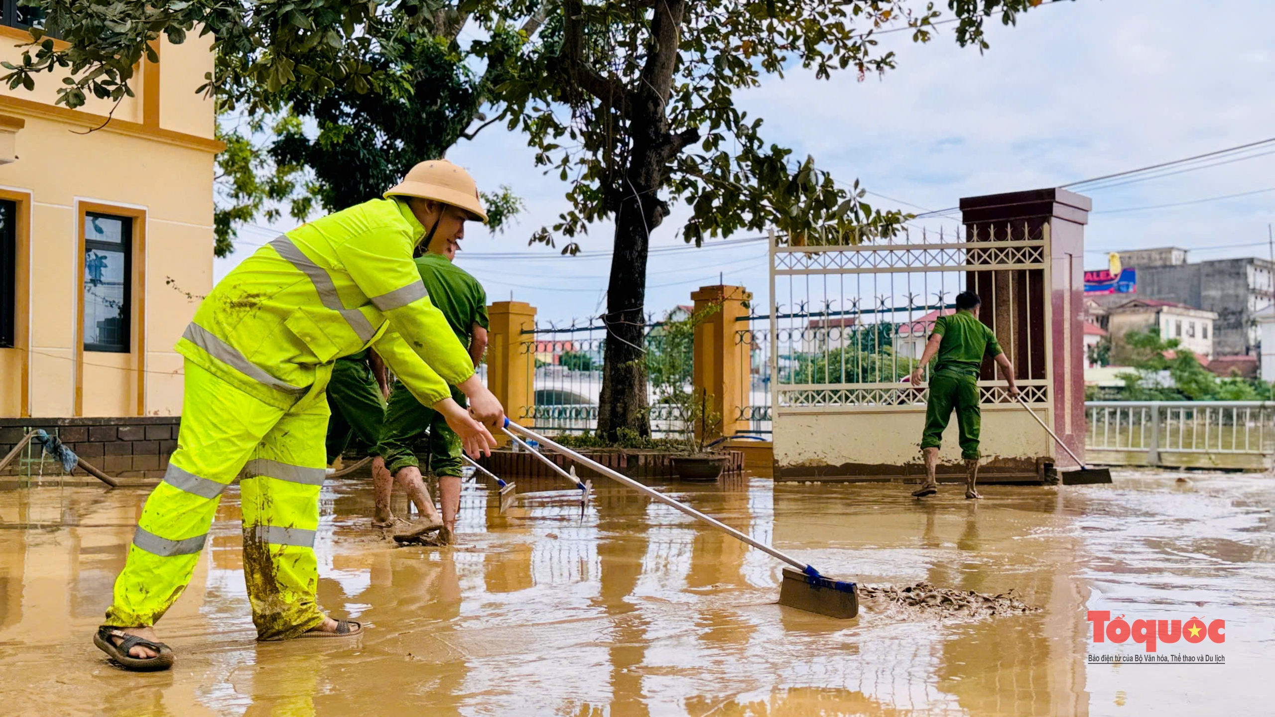 Tổng lực dọn vệ sinh sau lũ ở Quảng Bình - Ảnh 7. Tổng lực dọn vệ sinh sau lũ ở Quảng Bình - Ảnh 7.