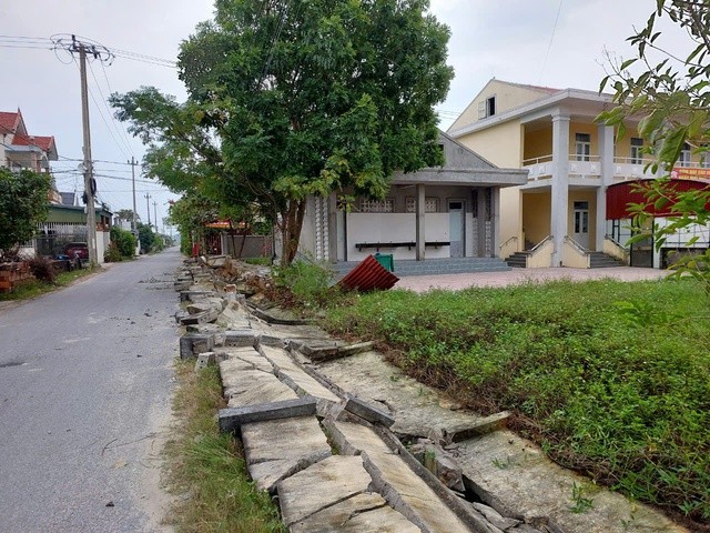 Hàng rào trường học ở Quảng Bình bất ngờ đổ sập ảnh 1