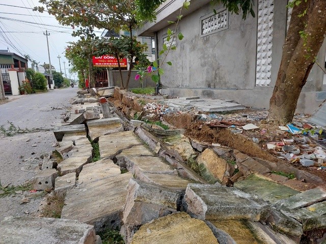 Hàng rào trường học ở Quảng Bình bất ngờ đổ sập ảnh 4