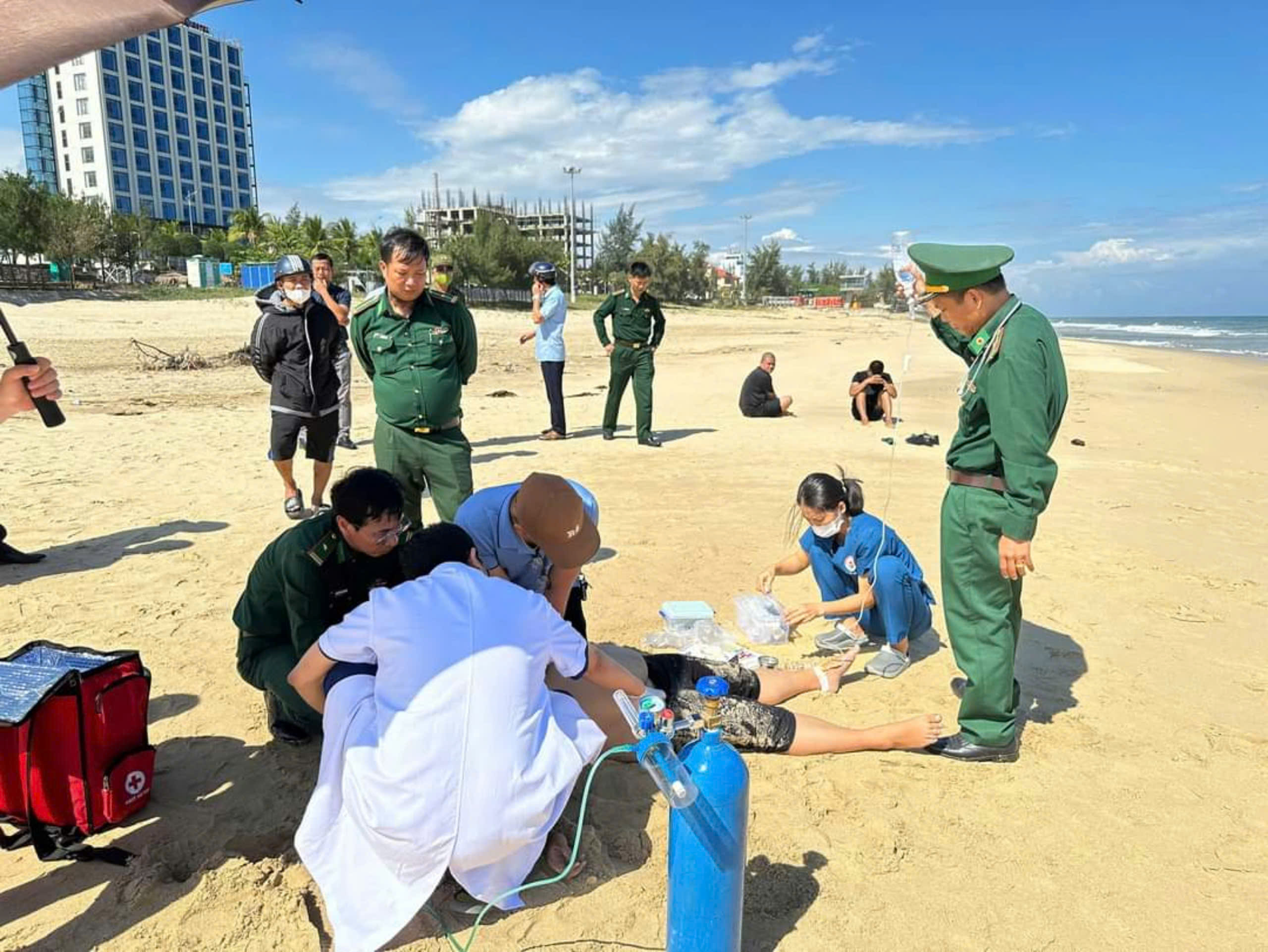 Nữ du khách bị nước cuốn tử vong khi tắm biển Nhật Lệ- Ảnh 1. Nữ du khách bị nước cuốn tử vong khi tắm biển Nhật Lệ- Ảnh 1.
