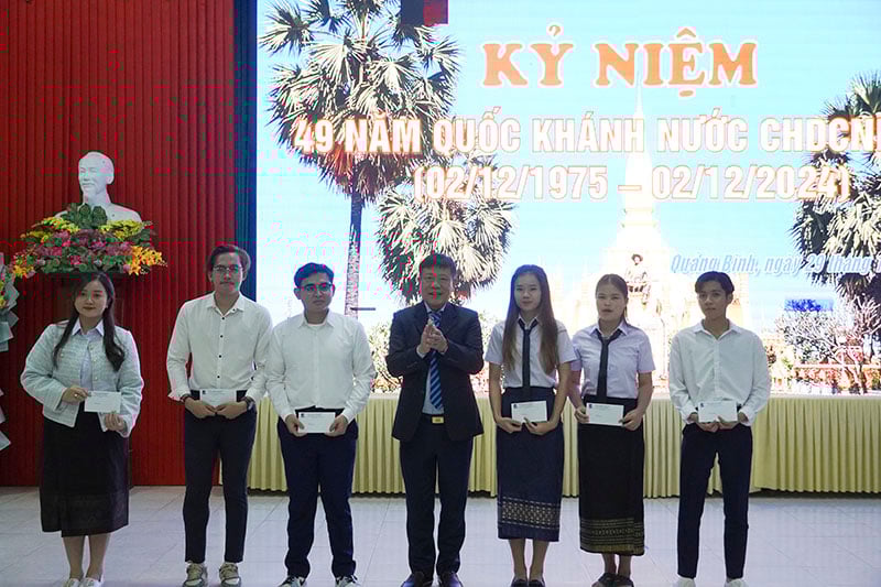 National University gives gifts to Lao students