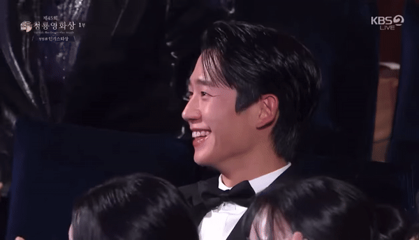 Khoảnh khắc hot nhất Rồng Xanh 2024: Jung Hae In khiến netizen phát cuồng vì 1 biểu cảm 'chấn động' - 1 Khoảnh khắc hot nhất Rồng Xanh 2024: Jung Hae In khiến netizen phát cuồng vì 1 biểu cảm 'chấn động' - 1