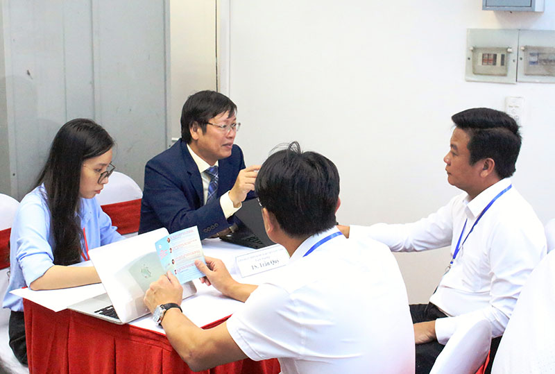 Tiến sỹ Trần Qúy, Viện trưởng Viện phát triển Kinh tế số Việt Nam tư vấn công nghệ đoàn công tác tỉnh Quảng Bình tại tại Techmart 2024