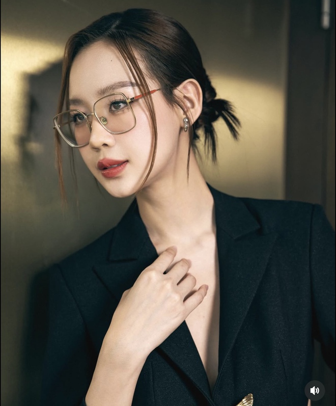 Mỹ nhân ngồi yên chỉnh váy mà khiến netizen tưởng đại minh tinh xứ Hàn sang Việt Nam- Ảnh 15. Mỹ nhân ngồi yên chỉnh váy mà khiến netizen tưởng đại minh tinh xứ Hàn sang Việt Nam- Ảnh 15.