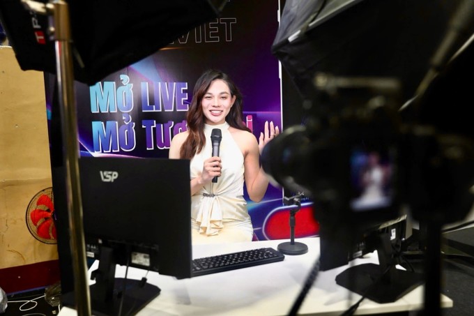 Gian hàng của TikTok tại Vietnam iContent 2024, hướng dẫn người tham gia livestream. Ảnh: Quỳnh Trần