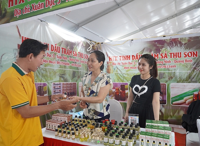 Quảng Bình: Tích cực quảng bá đưa hàng Việt đến từng khu dân cư- Ảnh 2. Quảng Bình: Tích cực quảng bá đưa hàng Việt đến từng khu dân cư- Ảnh 2.