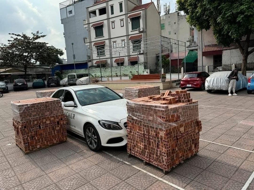 Đỗ xe chiếm sân bóng chuyền của các cụ, idol TikTok nhận cái kết - Hình 3 Do xe chiem san bong chuyen cua cac cu, idol TikTok nhan cai ket-Hinh-3