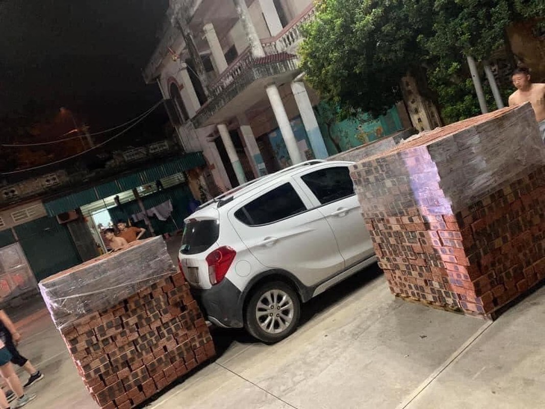 Đỗ xe chiếm sân bóng chuyền của các cụ, idol TikTok nhận cái kết - Hình 9 Do xe chiem san bong chuyen cua cac cu, idol TikTok nhan cai ket-Hinh-9