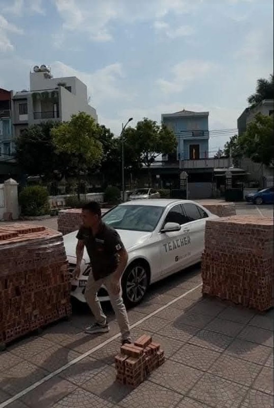 Đỗ xe chiếm sân bóng chuyền của các cụ, idol TikTok nhận cái kết - Hình 5 Do xe chiem san bong chuyen cua cac cu, idol TikTok nhan cai ket-Hinh-5