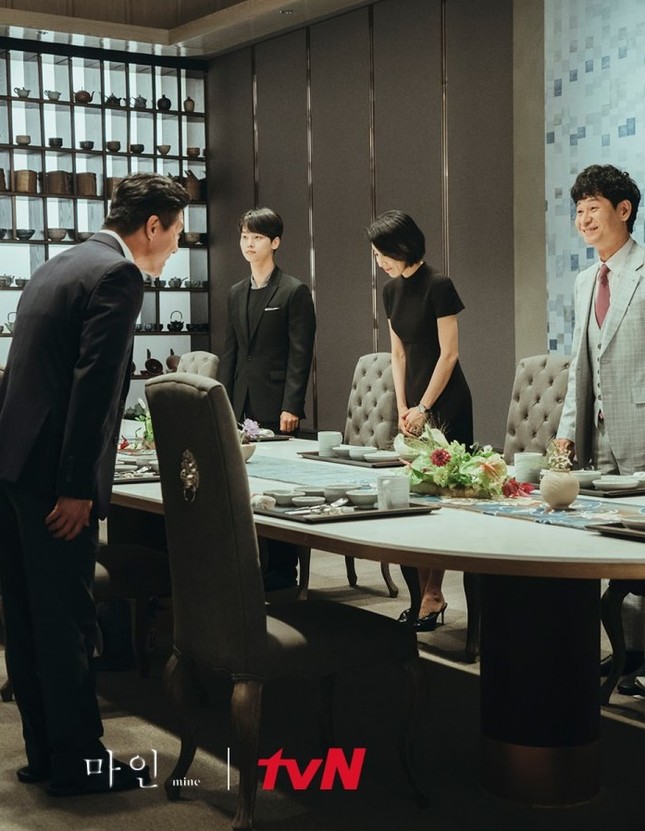 When The Phone Rings: Netizen nổ tranh cãi xoay quanh đôi giày của nữ chính ảnh 4