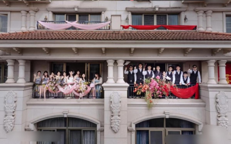 Nhìn bức ảnh cưới netizen phải thốt lên gió tầng nào gặp mây tầng đó