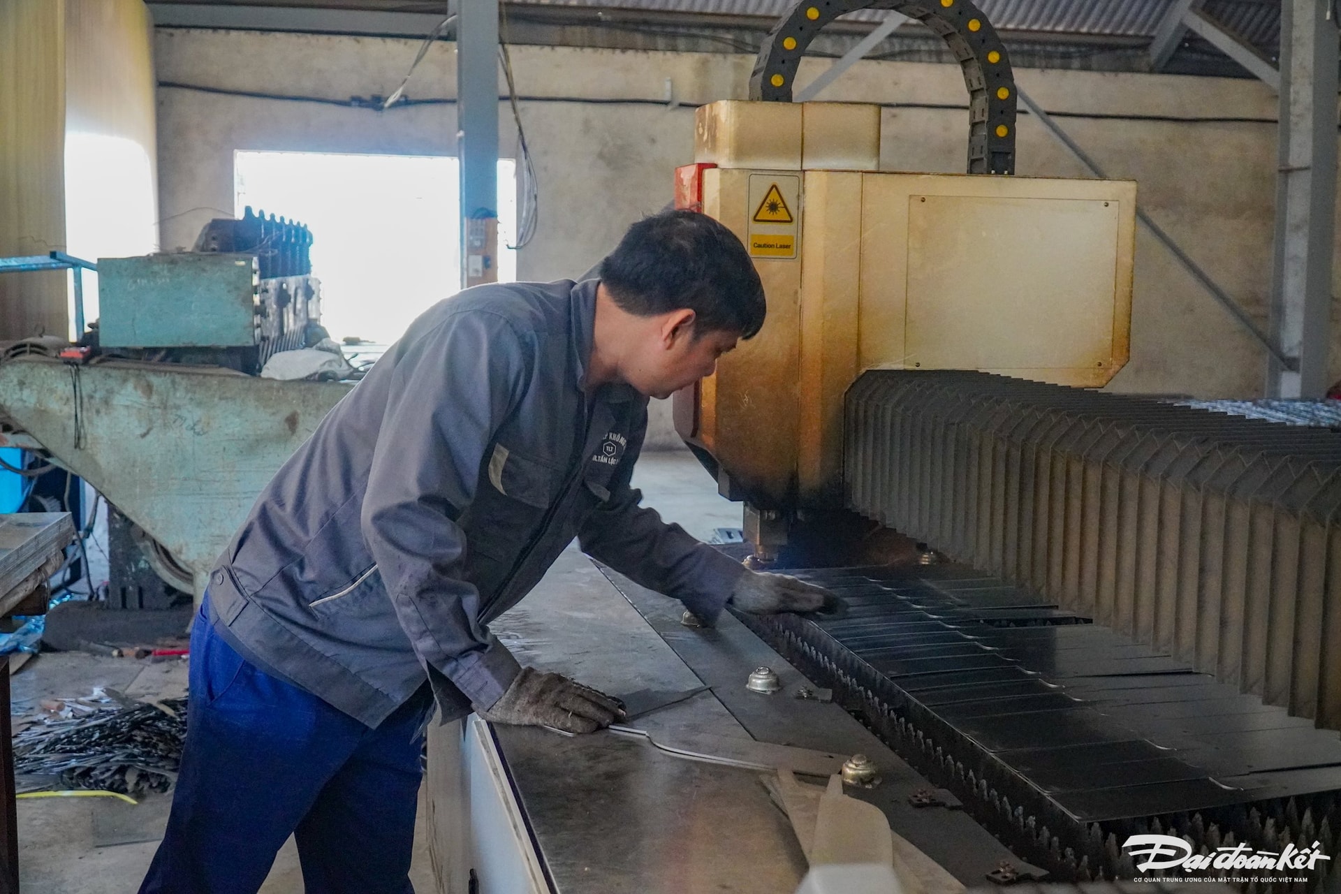 Anh Tiến cho biết: Hiện các cơ sở của anh đã và đang ứng dụng công nghệ mới, sử dụng nguyên liệu nhập từ nước ngoài, tập trung vào dòng sản phẩm cao cấp như: dao thép trắng không gỉ, nhíp xe ô tô, dao ba lá, dao thép CT45.... Anh Tiến kỳ vọng, đến cuối năm nay, sản phẩm dao rèn thủ công thép trắng không gỉ sẽ đạt OCOP 4 sao cấp tỉnh. Ảnh: Đình Minh