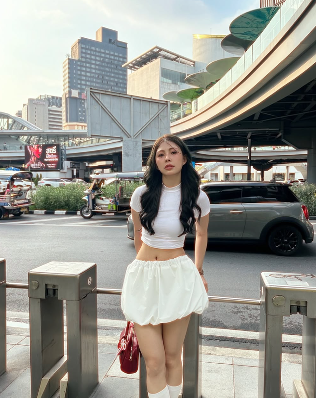 Hot girl khiến netizen “lắc đầu” vì diện đồ bó sát phản cảm - Hình 9 Hot girl khien netizen “lac dau” vi dien do bo sat phan cam-Hinh-9