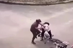 Vụ học sinh lớp 9 bị cha của bạn đánh nhập viện: Cần phải khởi tố người hành hung!