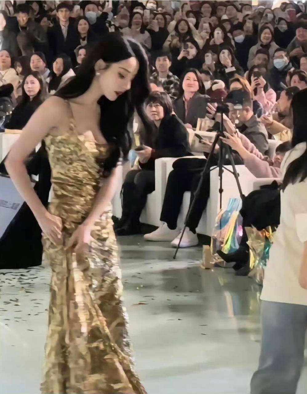 Địch Lệ Nhiệt Ba quay lưng, netizen choáng vì thấy điểm bất thường- Ảnh 11.