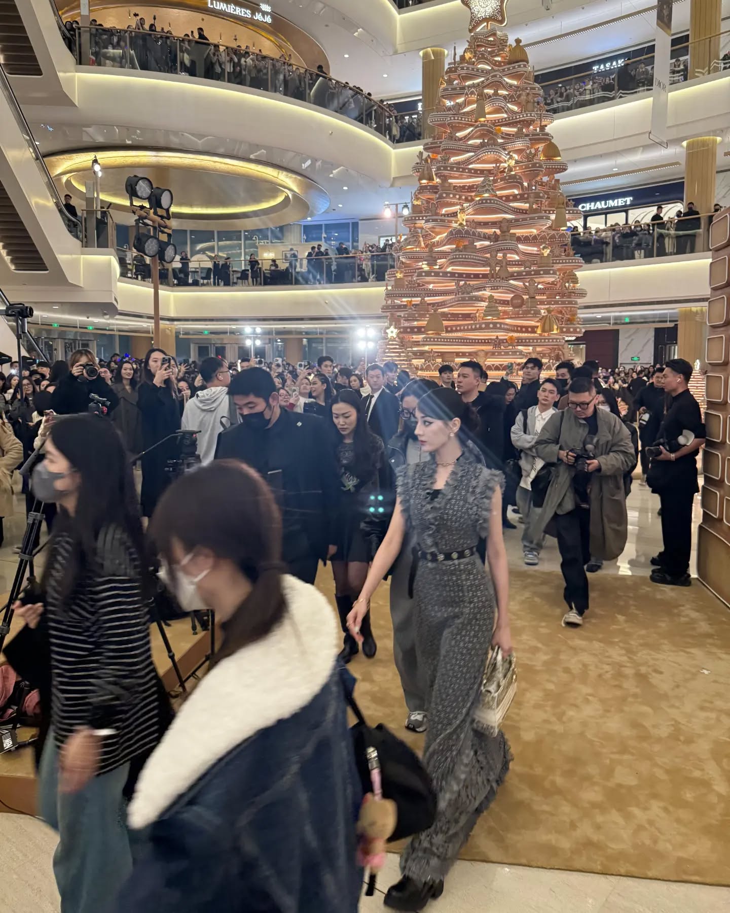 Địch Lệ Nhiệt Ba quay lưng, netizen choáng vì thấy điểm bất thường- Ảnh 7.