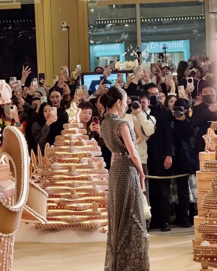 Địch Lệ Nhiệt Ba quay lưng, netizen choáng vì thấy điểm bất thường- Ảnh 9.