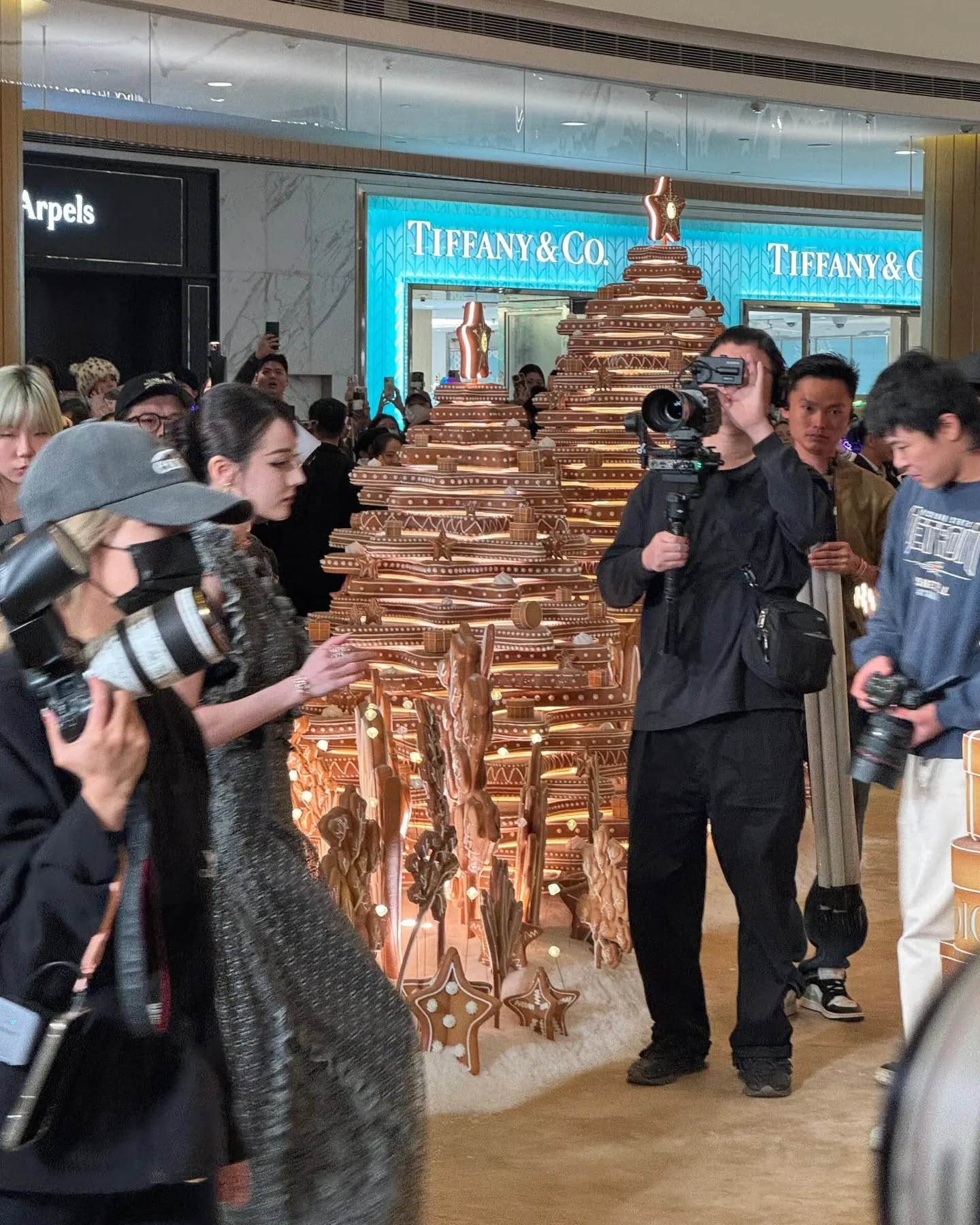 Địch Lệ Nhiệt Ba quay lưng, netizen choáng vì thấy điểm bất thường- Ảnh 8.