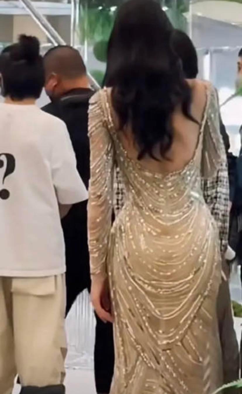 Địch Lệ Nhiệt Ba quay lưng, netizen choáng vì thấy điểm bất thường- Ảnh 16.