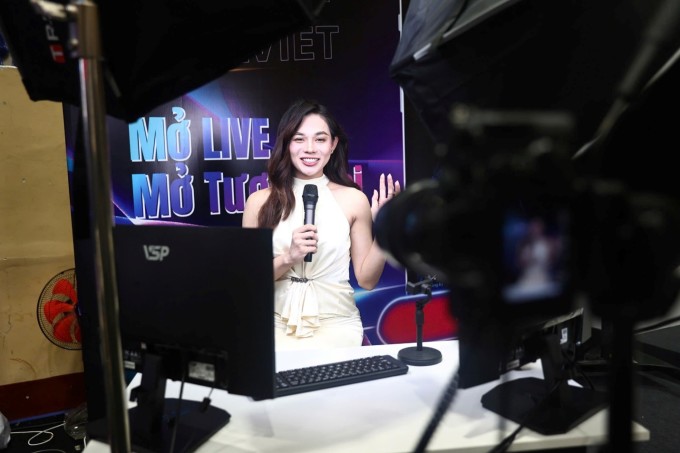 Người dùng livestream tại gian hàng Tiktok ở sự kiện Vietnam iContent 2024. Ảnh: Quỳnh Trần