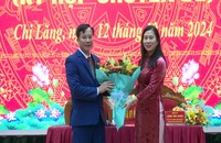 Bà Trần Thanh Nhàn - Bí thư huyện ủy Chi Lăng tặng hoa chúc mừng tân Chủ tịch UBND huyện Chi Lăng Phùng Văn Nghĩa.