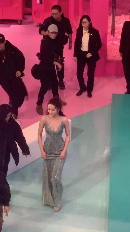 Địch Lệ Nhiệt Ba quay lưng, netizen choáng vì thấy điểm bất thường- Ảnh 12.