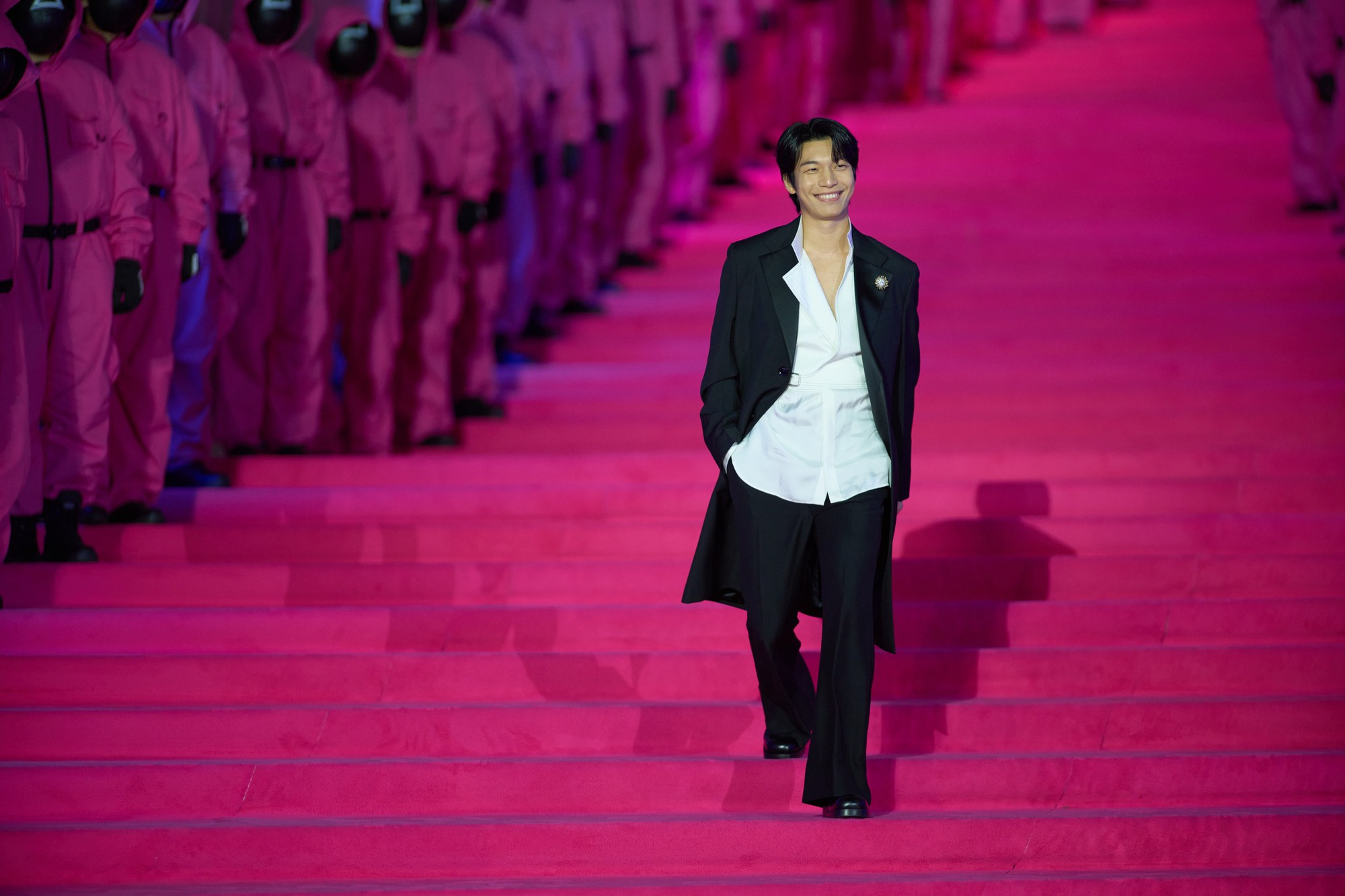 Dàn sao Squid Game 2 cực slay trên thảm hồng, netizen hoang mang vì sự biến mất của một nhân vật- Ảnh 3. Dàn sao Squid Game 2 cực slay trên thảm hồng, netizen hoang mang vì sự biến mất của một nhân vật- Ảnh 3.