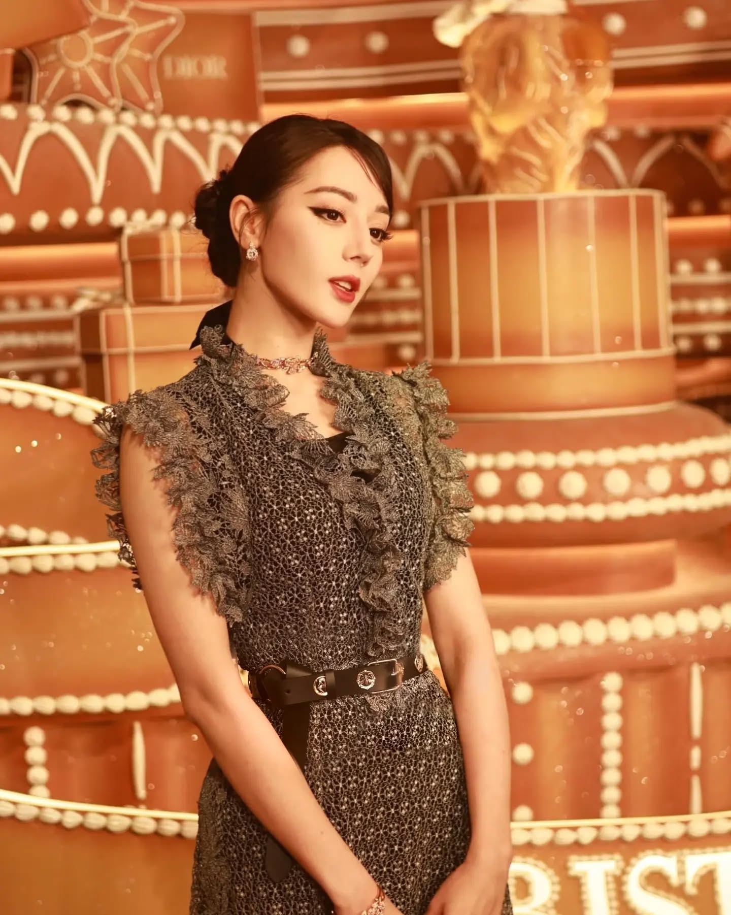 Địch Lệ Nhiệt Ba quay lưng, netizen choáng vì thấy điểm bất thường- Ảnh 6.