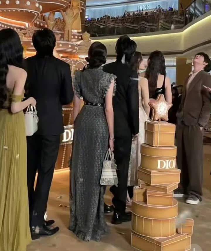 Địch Lệ Nhiệt Ba quay lưng, netizen choáng vì thấy điểm bất thường- Ảnh 1.