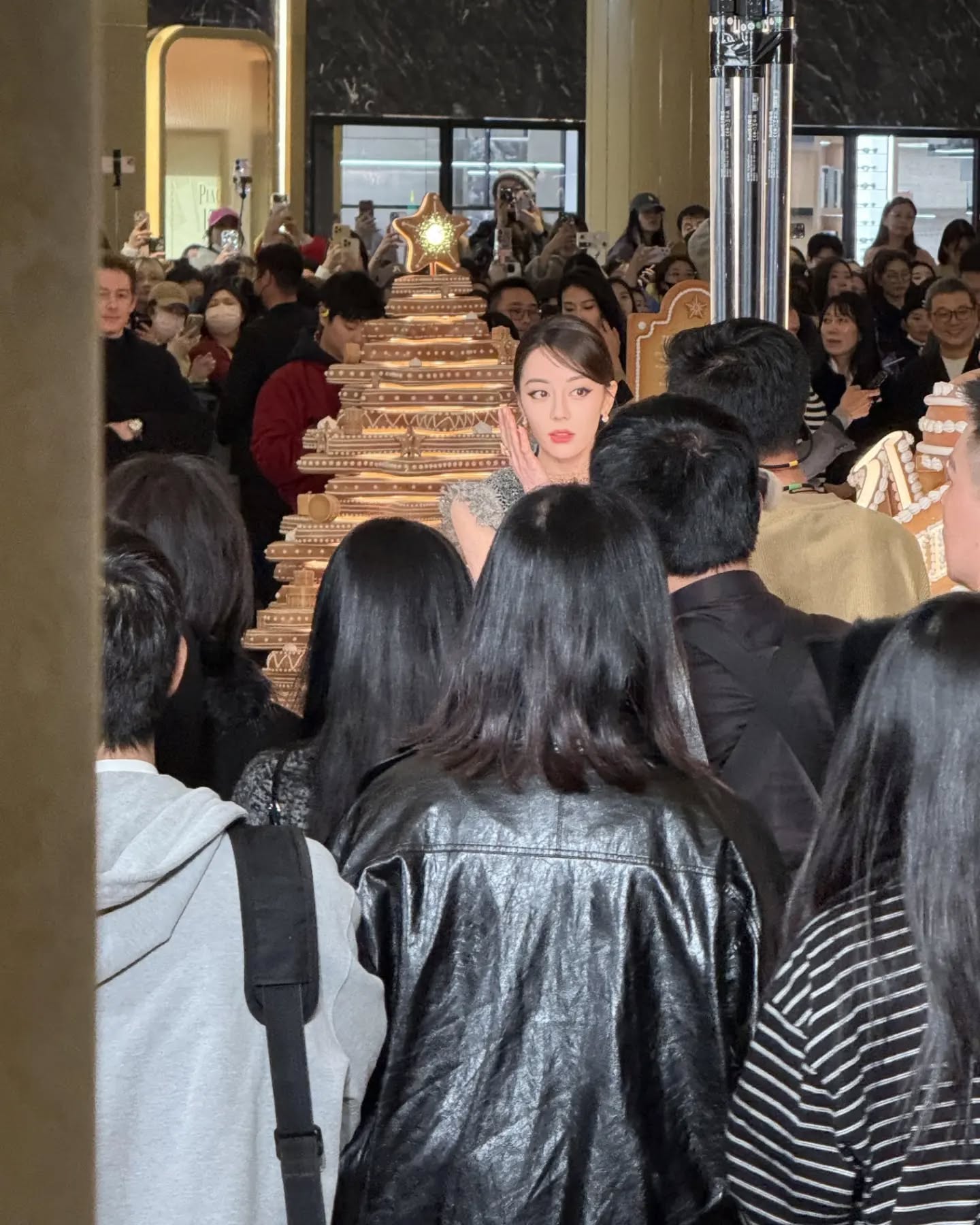 Địch Lệ Nhiệt Ba quay lưng, netizen choáng vì thấy điểm bất thường- Ảnh 10.