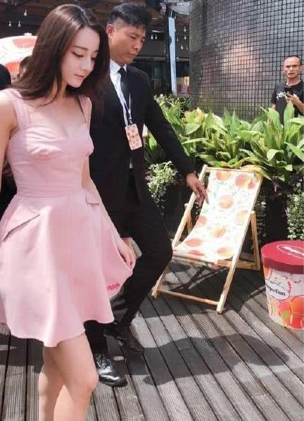 Địch Lệ Nhiệt Ba quay lưng, netizen choáng vì thấy điểm bất thường- Ảnh 13.