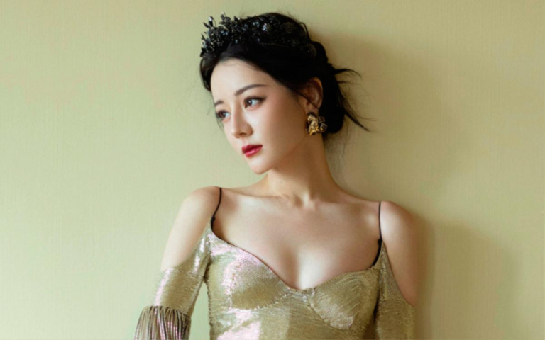 Địch Lệ Nhiệt Ba diện áo tắm mỏng te khoe vóc dáng đẫy đà